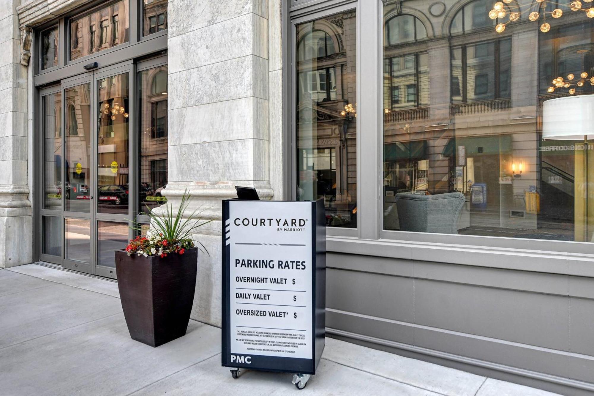 Courtyard By Marriott Cincinnati Downtown Exterior photo